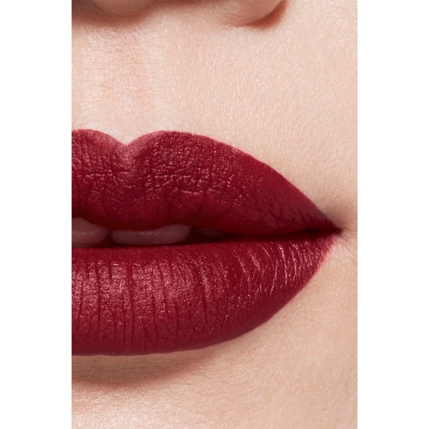 LA BARRA DE LABIOS ATERCIOPELADA LUMINOSA